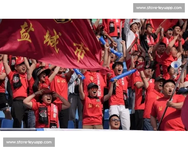 苏超赛场现中国红！球迷跨越山海为榕江助威