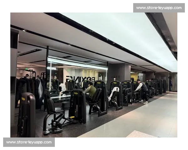 成都公司爆改泳池办公室：2 万元打造网红工位，深水区办公成职场新潮流