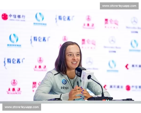 温网首日创 32.3℃历史高温！斯瓦泰克训练汗如雨下